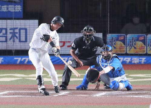 ロッテ対日本ハム　6回裏ロッテ2死二塁、右越え適時三塁打を放つ高部（撮影・黒川智章）