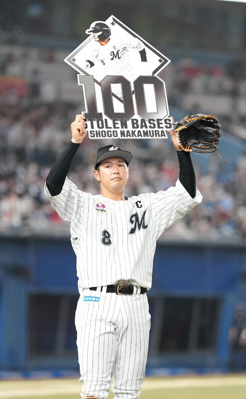 ロッテ対日本ハム　6回裏に二盗したロッテ中村奨は通算100盗塁のパネルを掲げる（撮影・鈴木みどり）