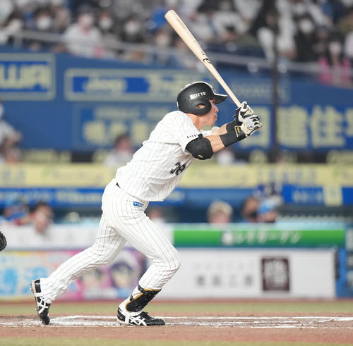ロッテ対日本ハム　6回裏ロッテ2死二塁、中適時三塁打を放つ高部（撮影・鈴木みどり）