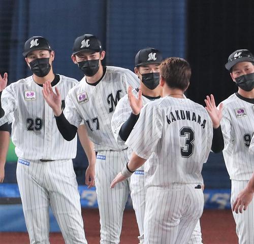 ロッテ対日本ハム　試合後、笑顔でナインを出迎える佐々木朗（撮影・黒川智章）