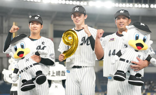 ロッテ対日本ハム　9勝目のロッテ佐々木朗（中央）は中村奨（左）、井上と記念撮影（撮影・鈴木みどり）
