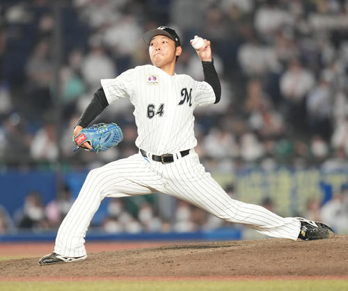 ロッテ対日本ハム　8回表から4番手で登板したロッテ佐藤奨（撮影・鈴木みどり）