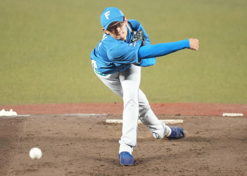 ロッテ対日本ハム　先発し力投する日本ハム鈴木（撮影・鈴木みどり）