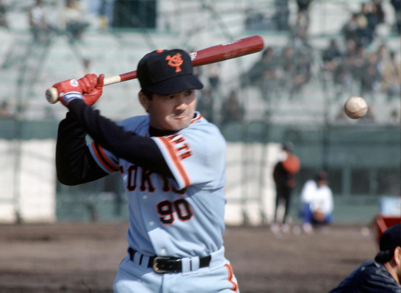 75年、監督に就任しノックする