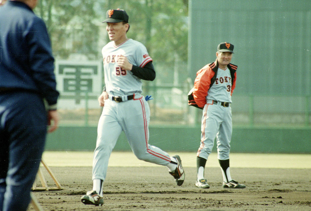 ランニングをする松井秀喜を見守る長嶋茂雄監督（1993年2月撮影）