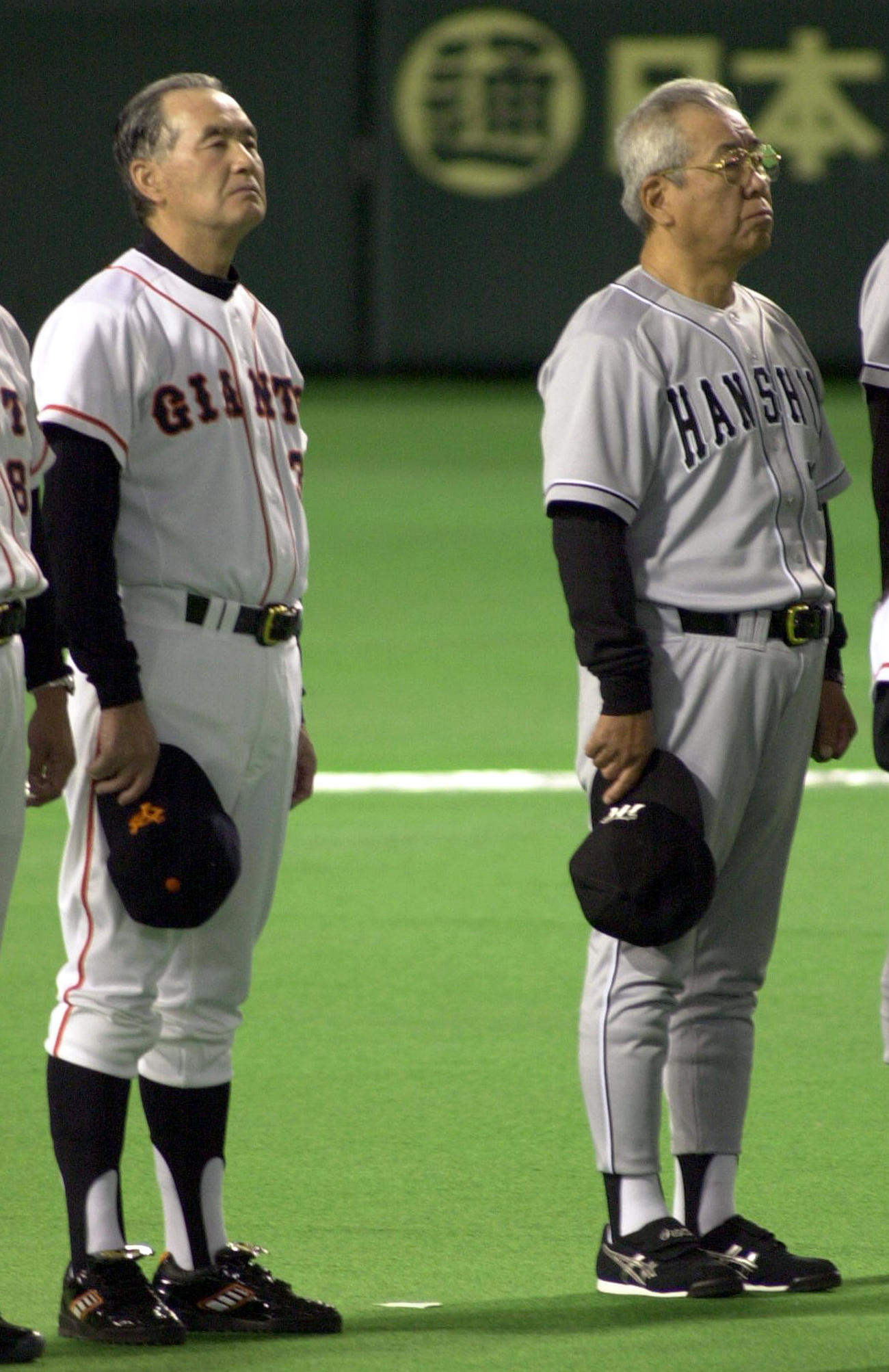 01年3月、阪神監督の野村克也さんと整列