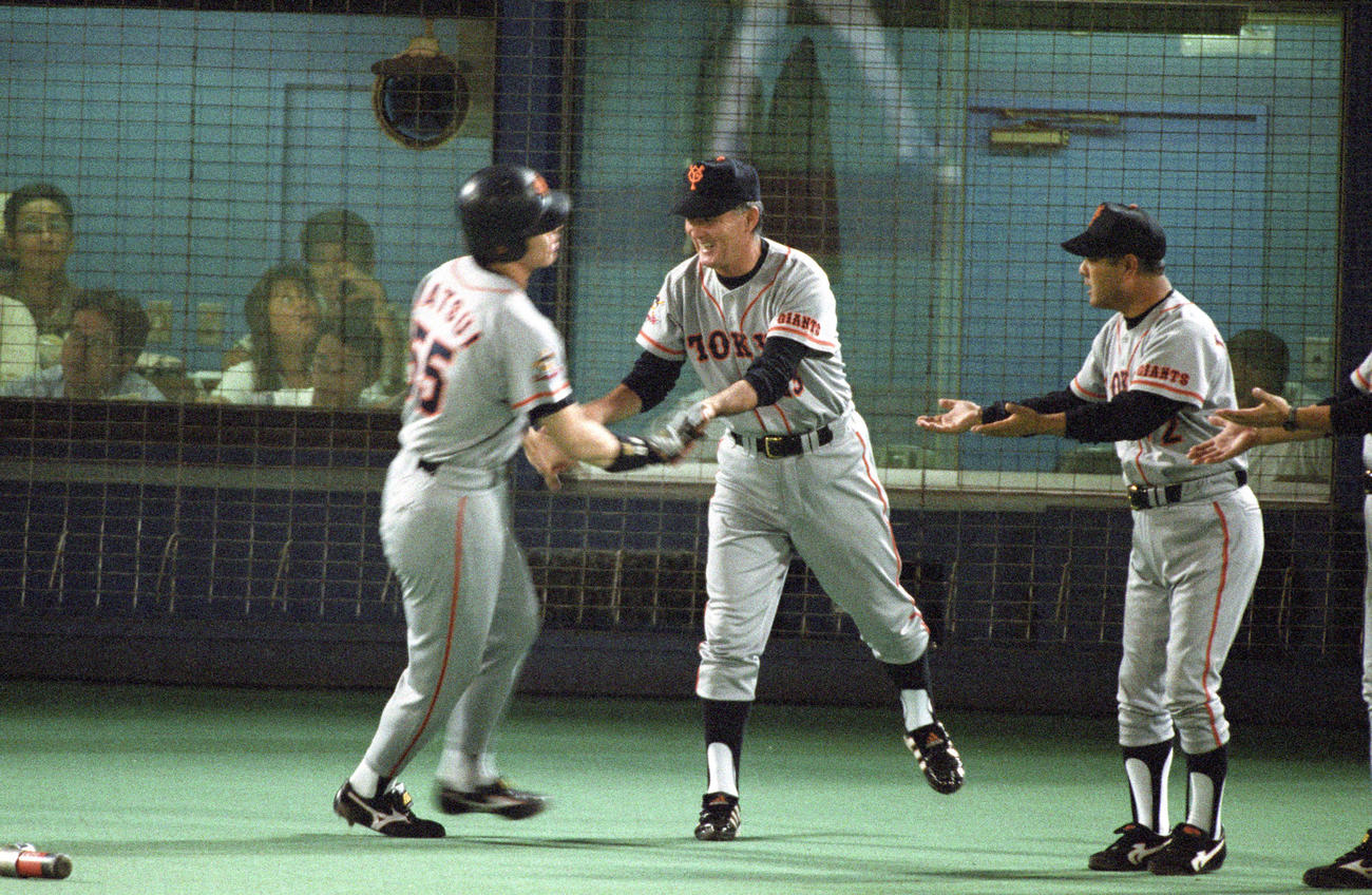 96年9月、横浜戦で本塁打を放った松井秀喜を出迎える