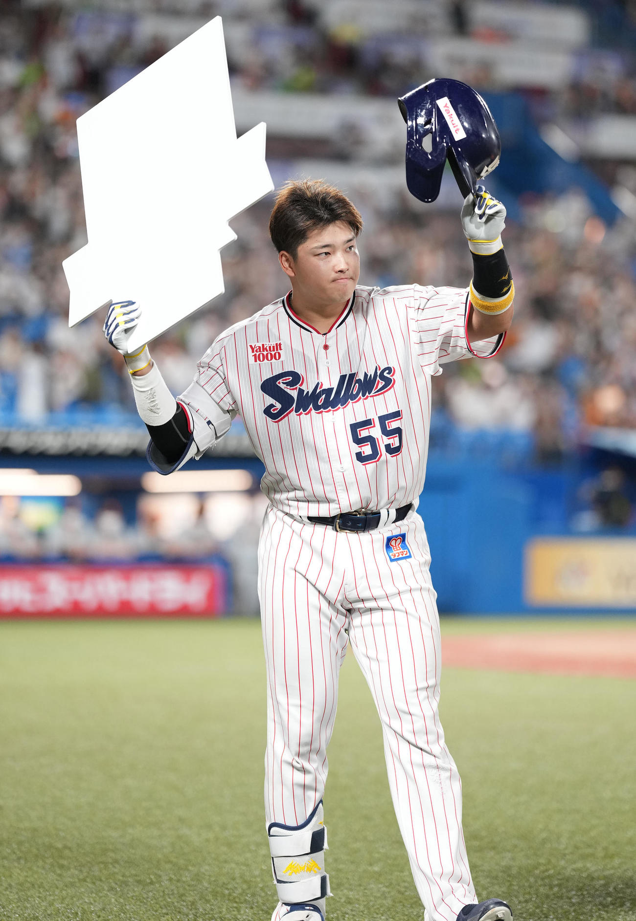 ヤクルト対巨人　9回裏ヤクルト2死一、二塁、55号の3点本塁打を放った村上はパネルを反対に持つ（撮影・鈴木みどり）