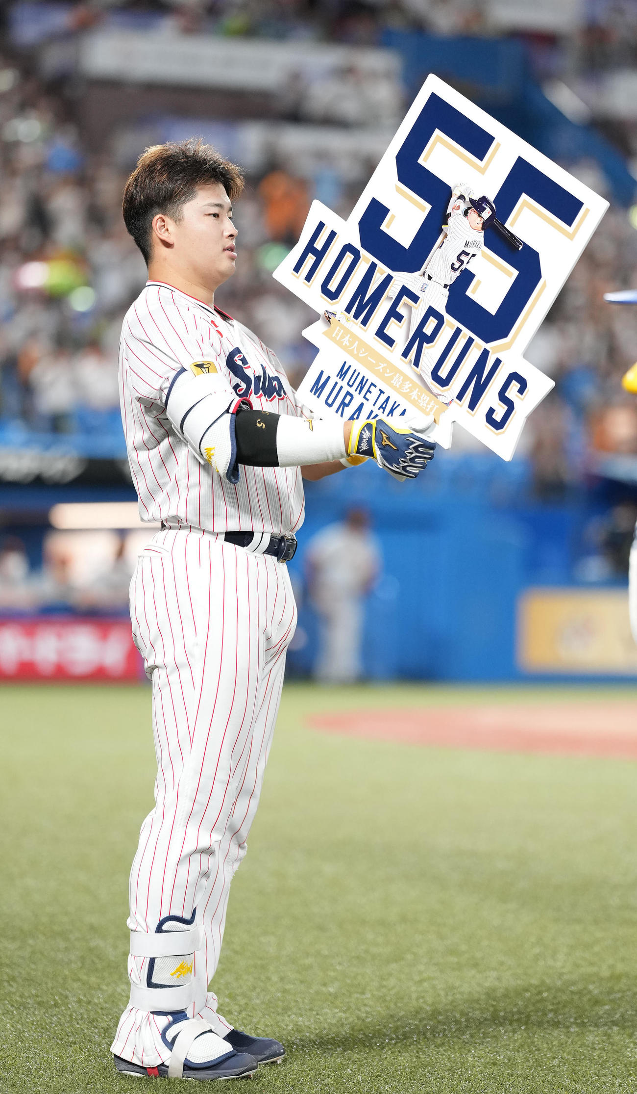 ヤクルト対巨人　9回裏ヤクルト2死一、二塁、55号の3点本塁打を放った村上はパネルが逆なことに気付き裏返す（撮影・鈴木みどり）