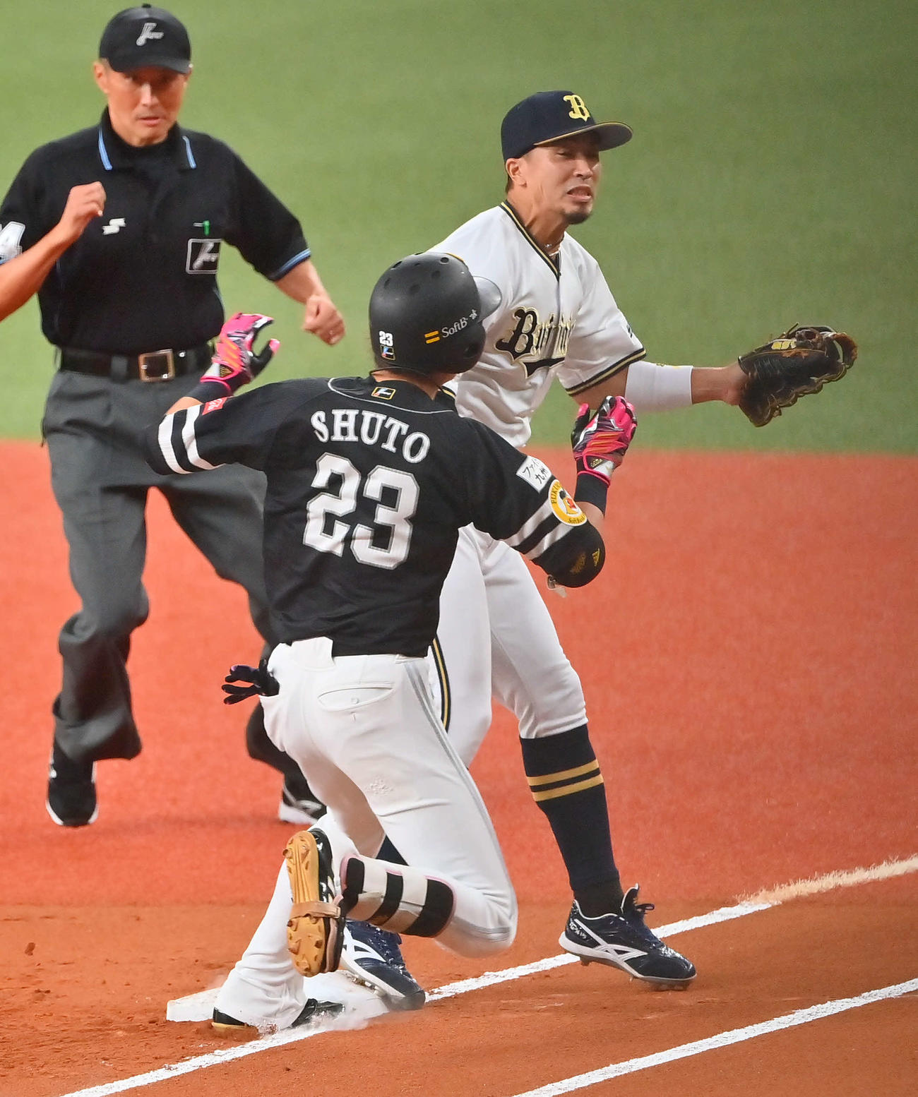 オリックス対ソフトバンク　1回表ソフトバンク無死一塁、周東の送りバントで一塁で交錯するベースカバーの安達（2022年9月10日撮影）