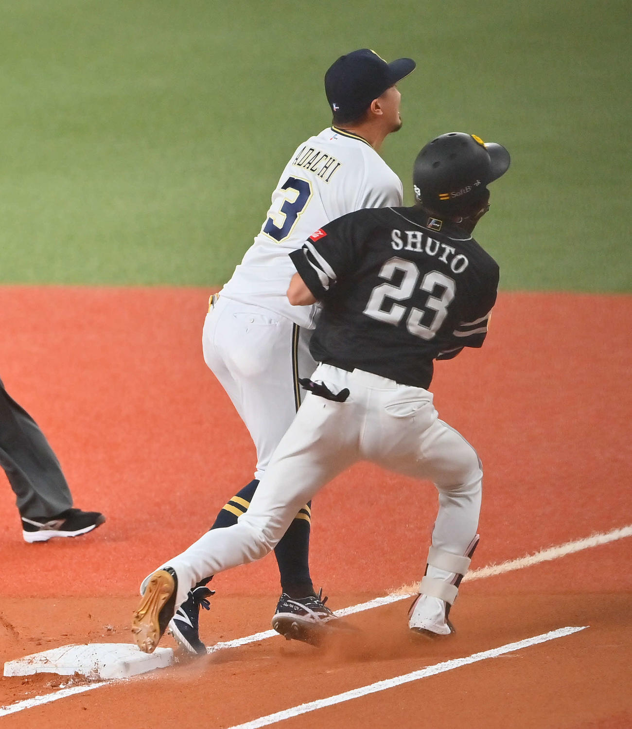 オリックス対ソフトバンク　1回表ソフトバンク無死一塁、周東の送りバントで一塁で交錯するベースカバーの安達（2022年9月10日撮影）