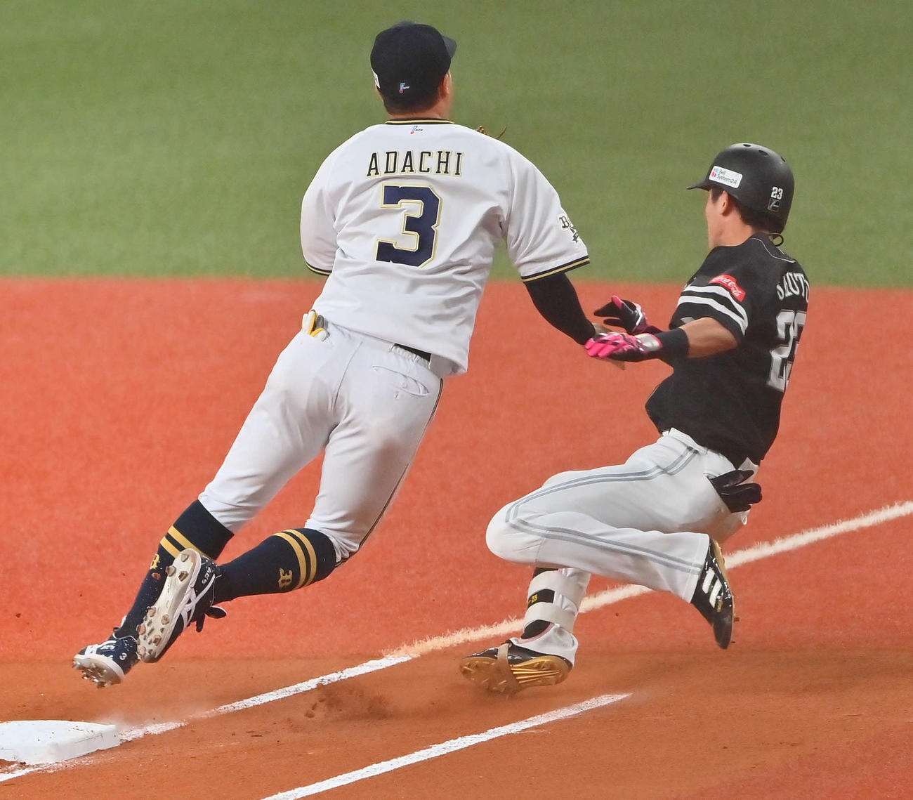 オリックス対ソフトバンク　1回表ソフトバンク無死一塁、周東の送りバントで一塁で交錯するベースカバーの安達（2022年9月10日撮影）