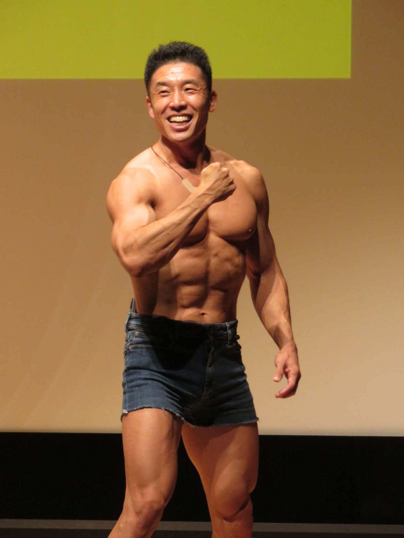 「パワーポーズ」のなかやまきんに君（2022年8月撮影）