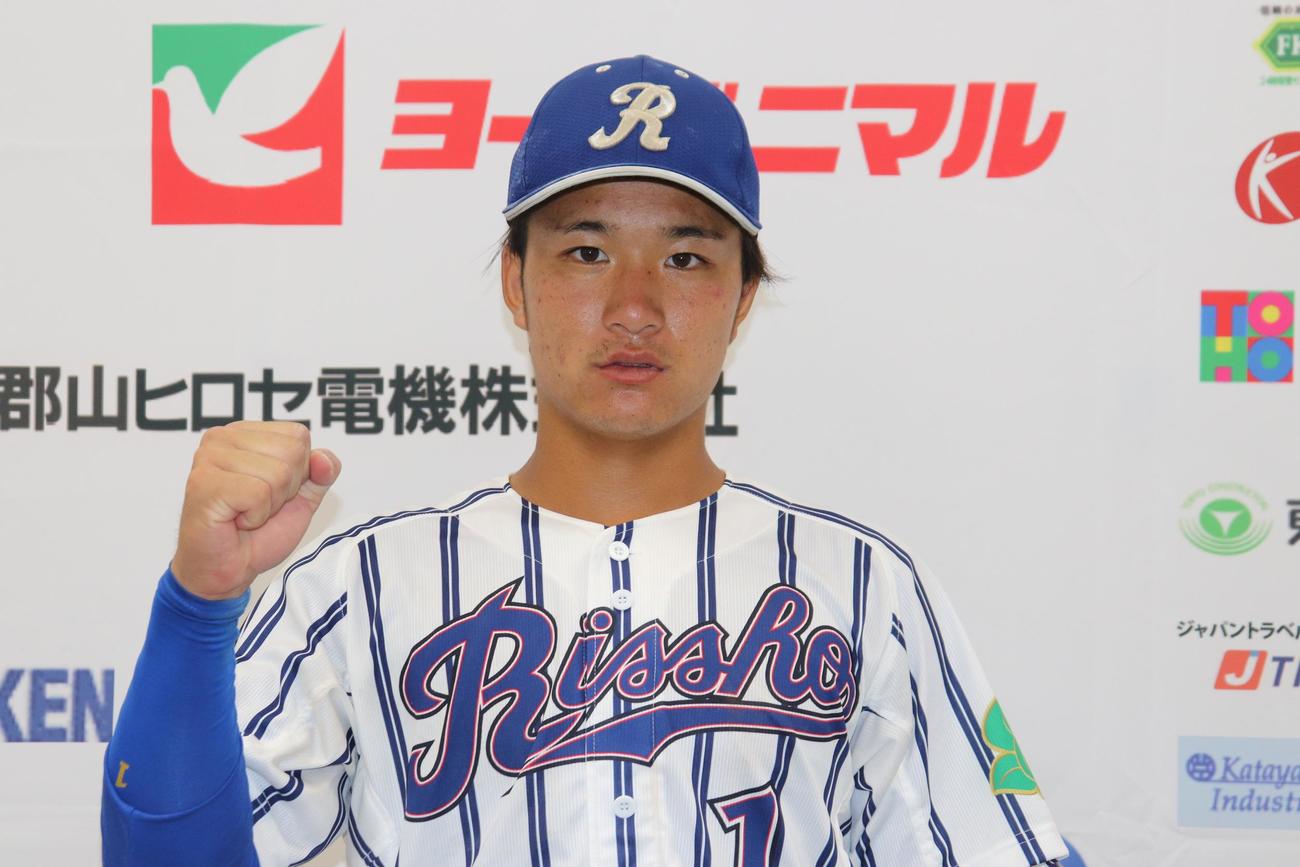 立正大東洋大　今季初安打を放った立正大・奈良間はガッツポーズをみせる（撮影・阿部泰斉）