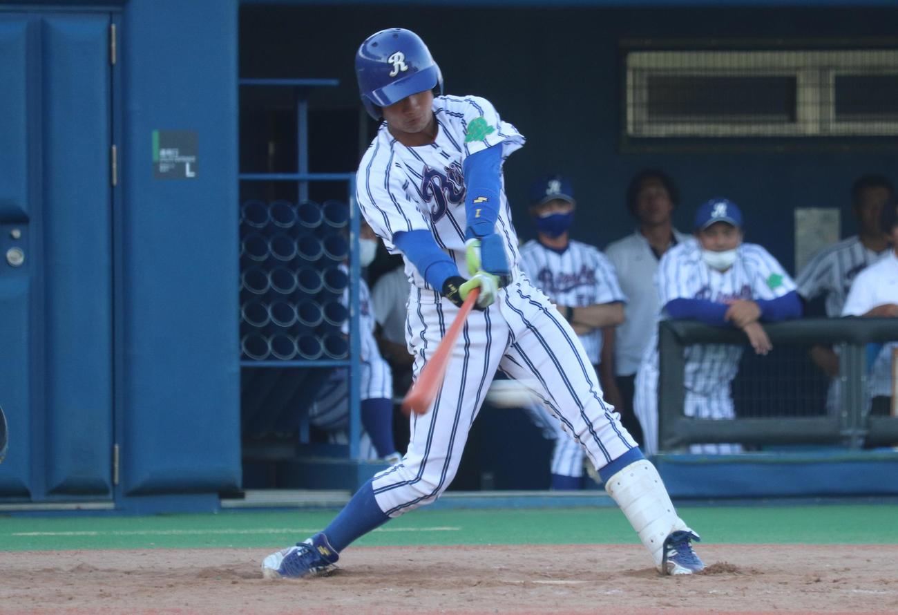 立正大東洋大　4回表立正大1死、今季初安打の中前打を放つ奈良間（撮影・阿部泰斉）