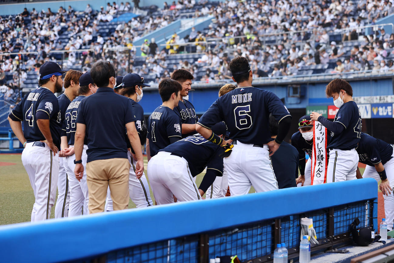 2022年9月4日、試合前円陣で「ガッツしか勝たんハート」と書かれたタスキを手に盛り上げる阿部翔太