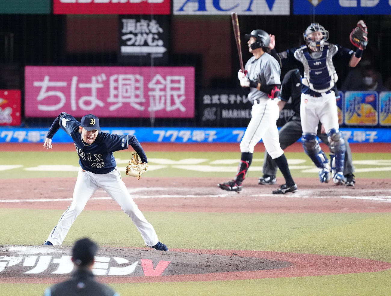 2022年9月2日、空振り三振を奪い、ガッツポーズを見せる阿部翔太