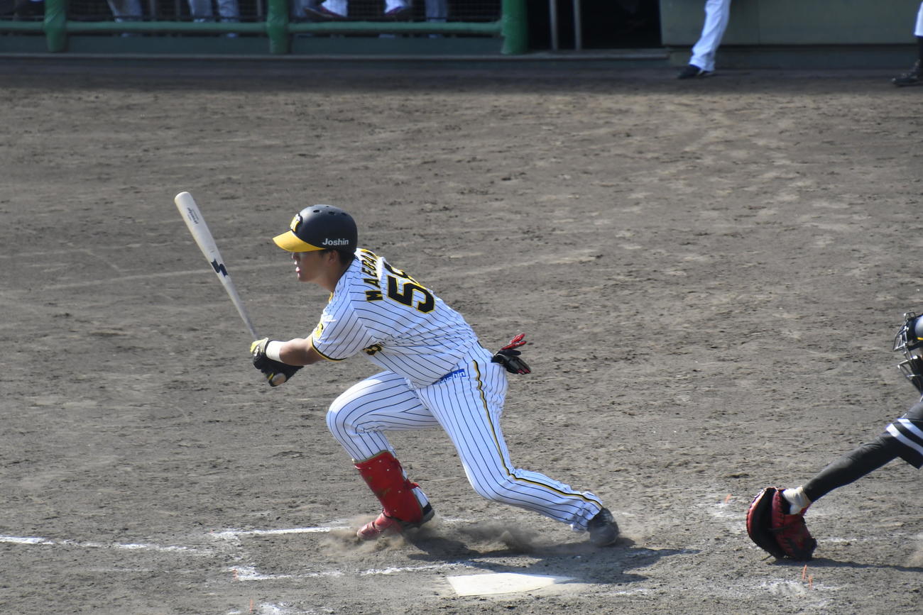 ソフトバンク3軍との練習試合の5回2死一、二塁、ソフトバンク井崎に崩されながらもタイムリーを放つ阪神前川（撮影・中野椋）