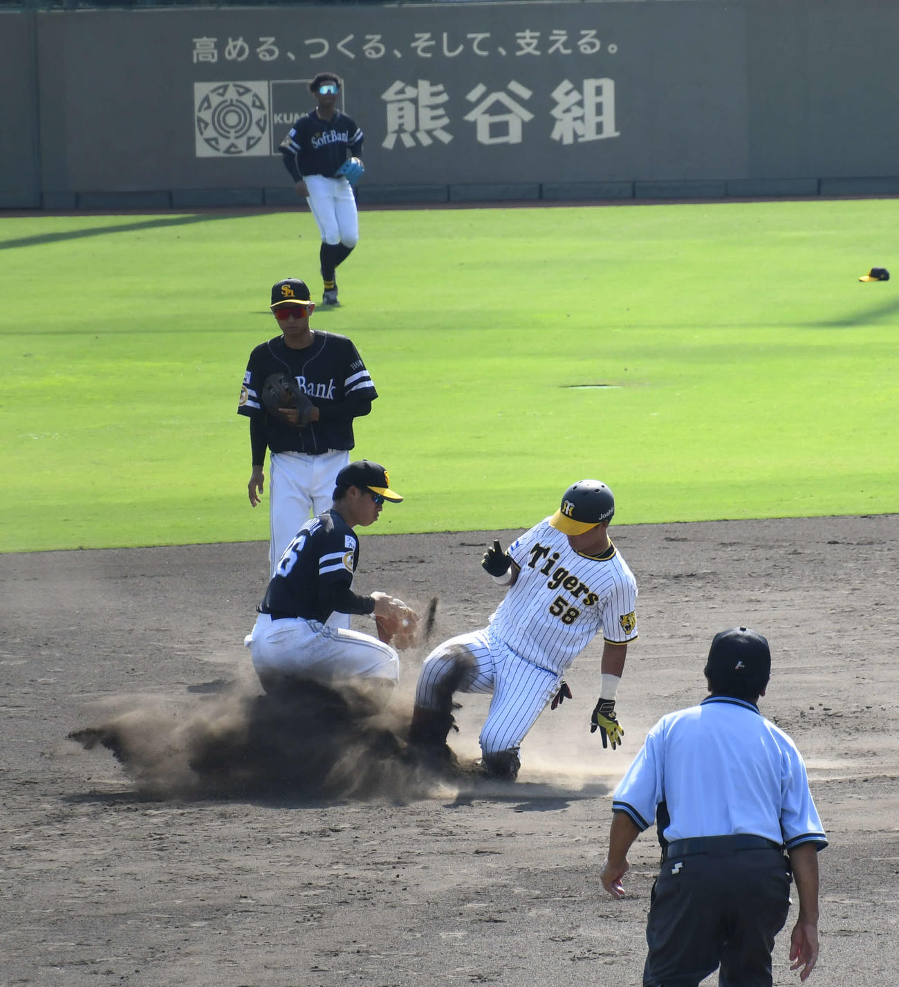 ソフトバンク3軍との練習試合の5回2死一、二塁で右前適時打を放った阪神前川は、守備の乱れの間に二塁を陥れる（撮影・中野椋）
