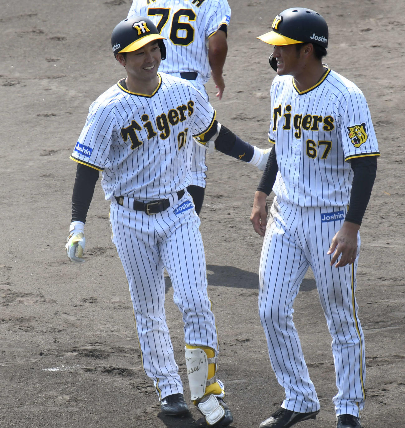 ソフトバンク3軍との練習試合の初回に先制2ランを放った阪神山本（左）は笑顔で生還する。右は高寺（撮影・中野椋）