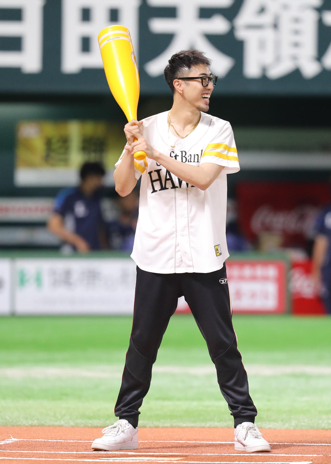 ソフトバンク対西武　セレモニアルピッチで打席に立つ中町兄妹の中町JP（撮影・屋方直哉）
