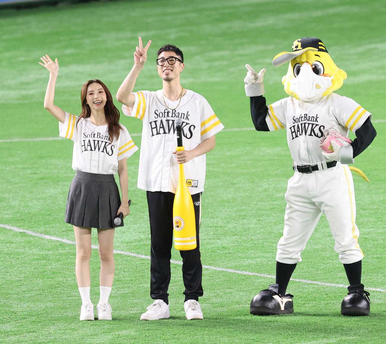 ソフトバンク対西武　セレモニアルピッチをした中町兄弟（左が中町綾、右が中町JP）（撮影・梅根麻紀）