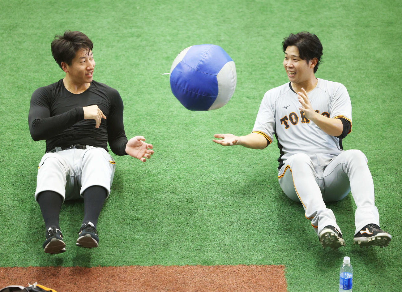 メディシンボールで体幹トレーニングする巨人大勢（左）と鍬原（撮影・河田真司）