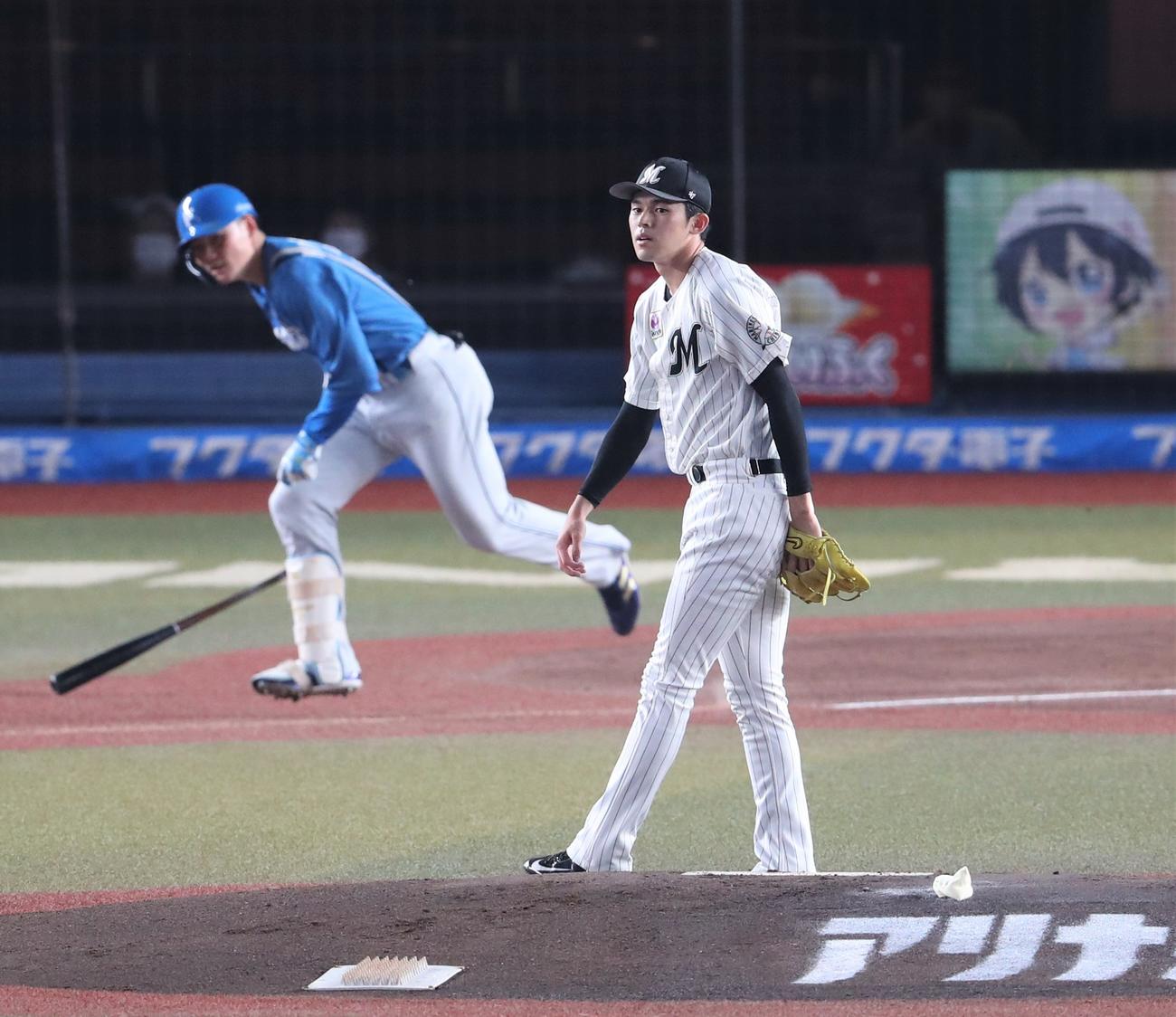 ロッテ対日本ハム　1回表日本ハム無死、清宮に中前打を浴びる佐々木朗（撮影・黒川智章）