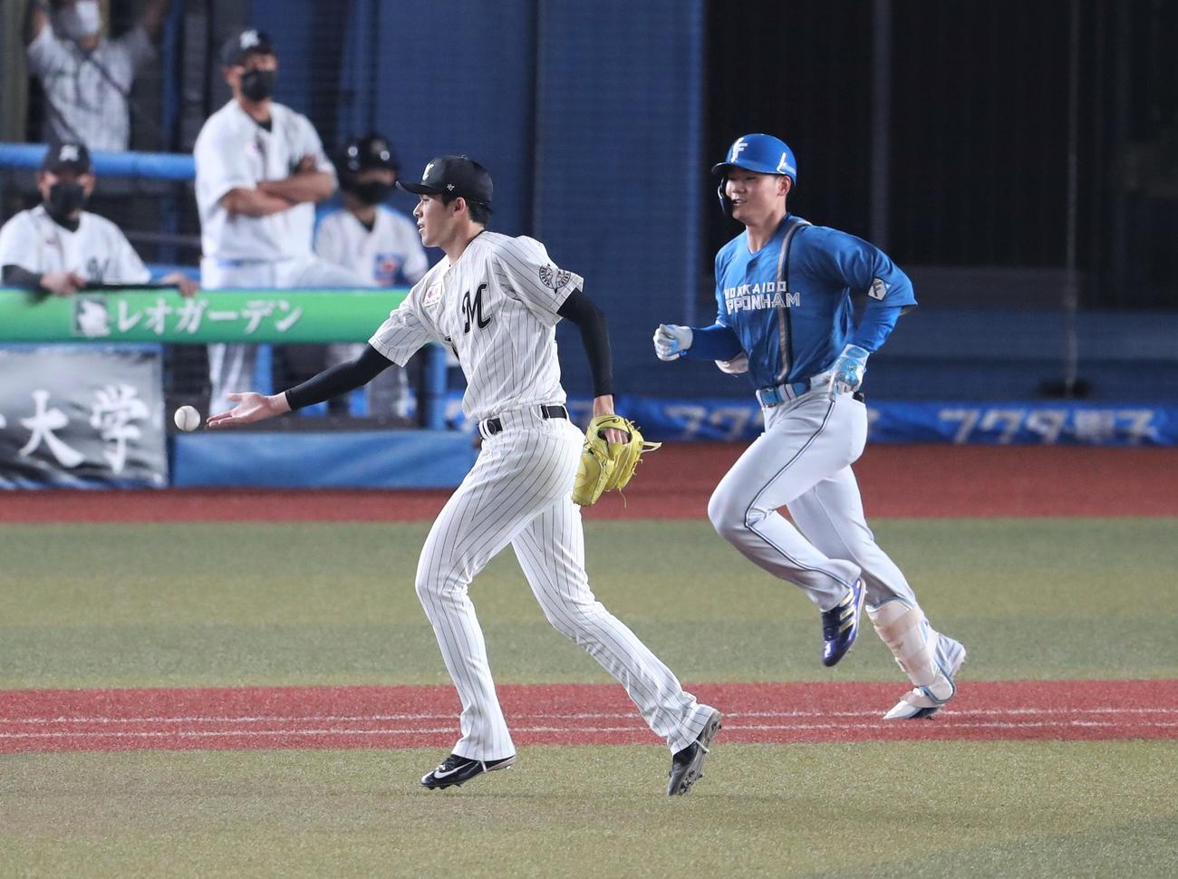 ロッテ対日本ハム　5回表日本ハム2死二塁、清宮を投ゴロに抑える佐々木朗（撮影・黒川智章）