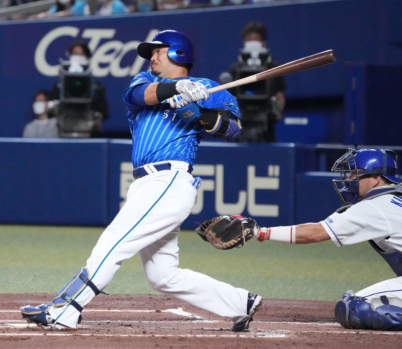中日対DeNA 2回表DeNA無死一塁、左越え2点本塁打を放つ宮崎（撮影・森本幸一）