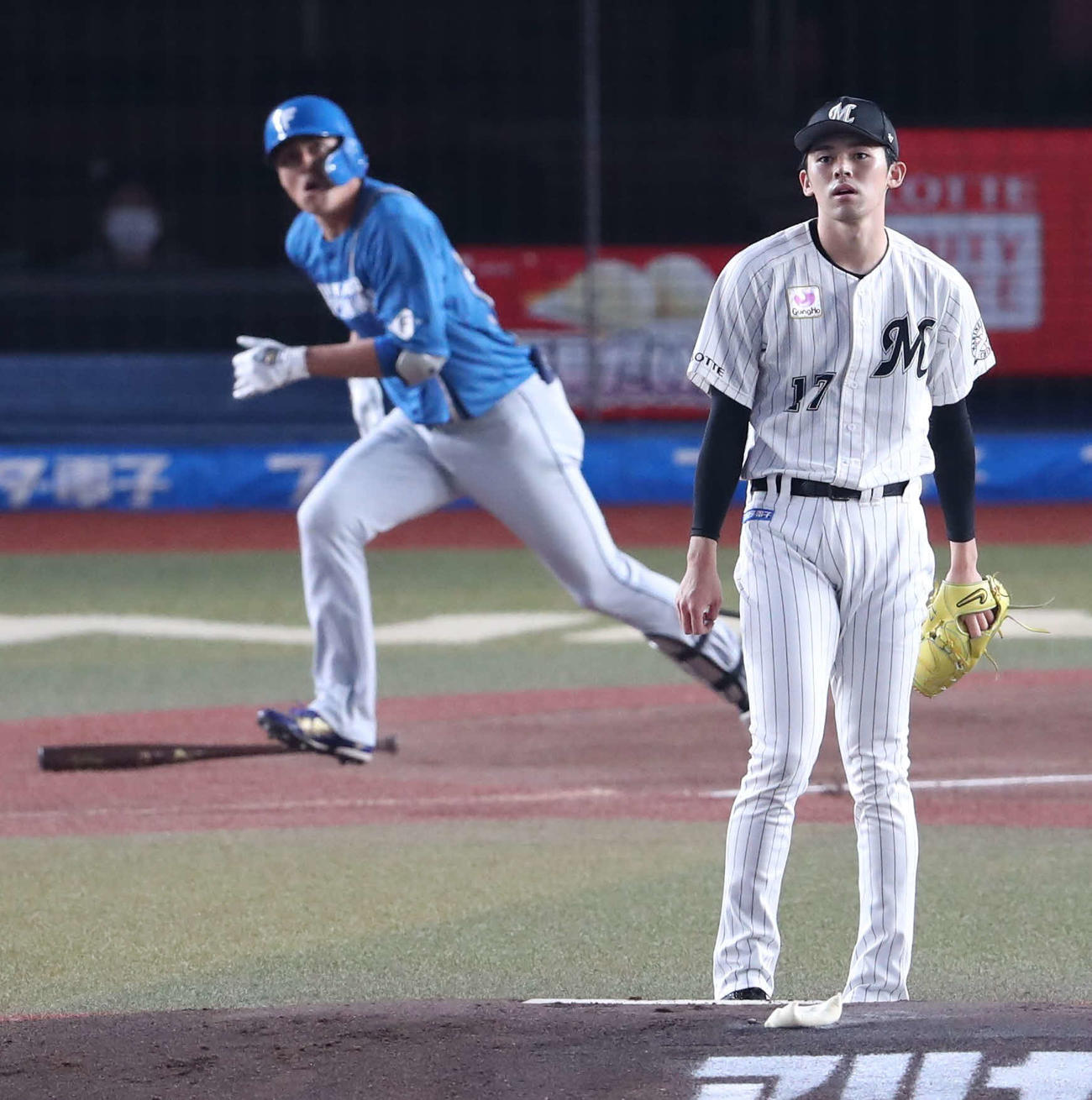 ロッテ対日本ハム　1回表日本ハム無死、木村（後方）に中越えへ先頭打者本塁打を浴びる佐々木朗（撮影・黒川智章）