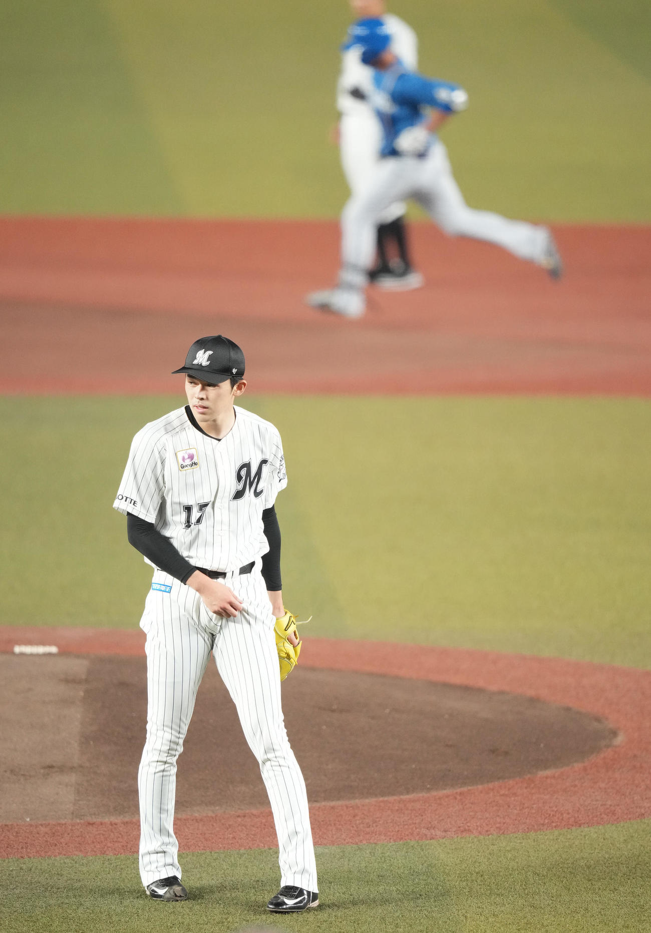 ロッテ対日本ハム　1回表日本ハム無死、木村（後方）に先頭打者本塁打を浴び、ぼうぜんとする佐々木朗（撮影・鈴木みどり）