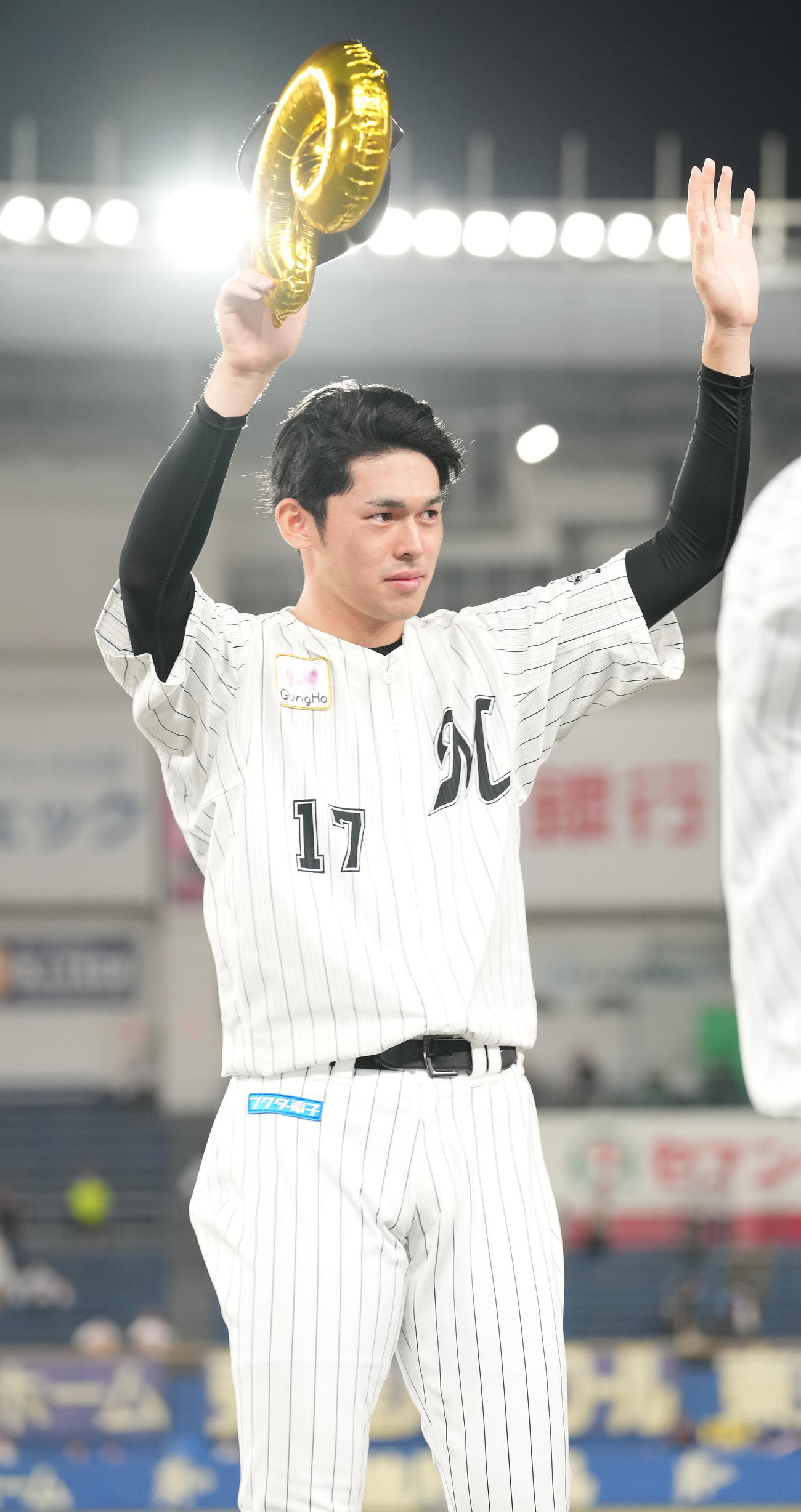 ロッテ対日本ハム　勝利投手のロッテ佐々木朗はファンの声援に応える（撮影・鈴木みどり）