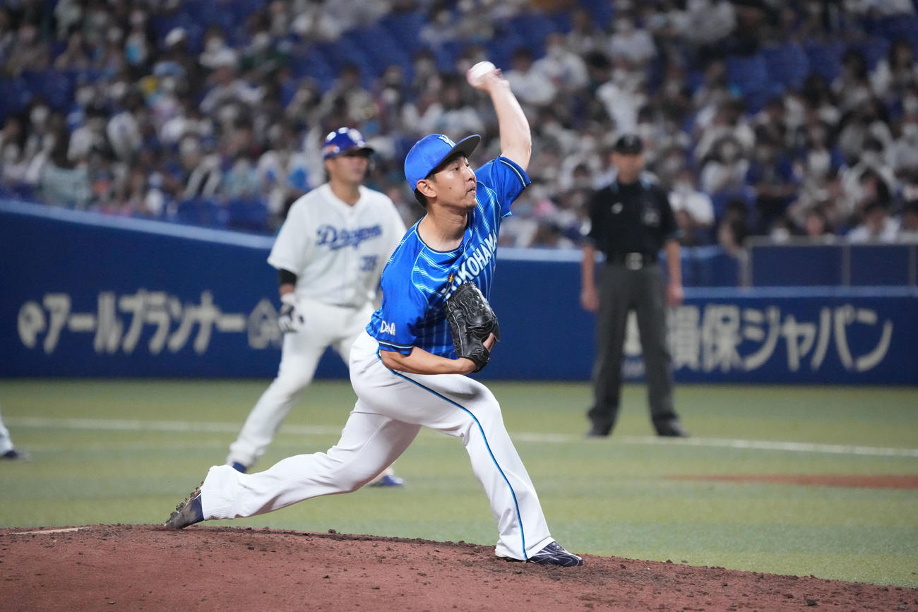 中日対DeNA 6回裏中日2死満塁、DeNA3番手で登板する田中健（撮影・森本幸一）