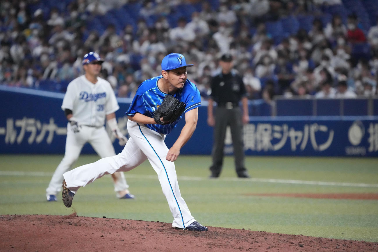 中日対DeNA 6回裏中日2死満塁、DeNA3番手で登板する田中健（撮影・森本幸一）