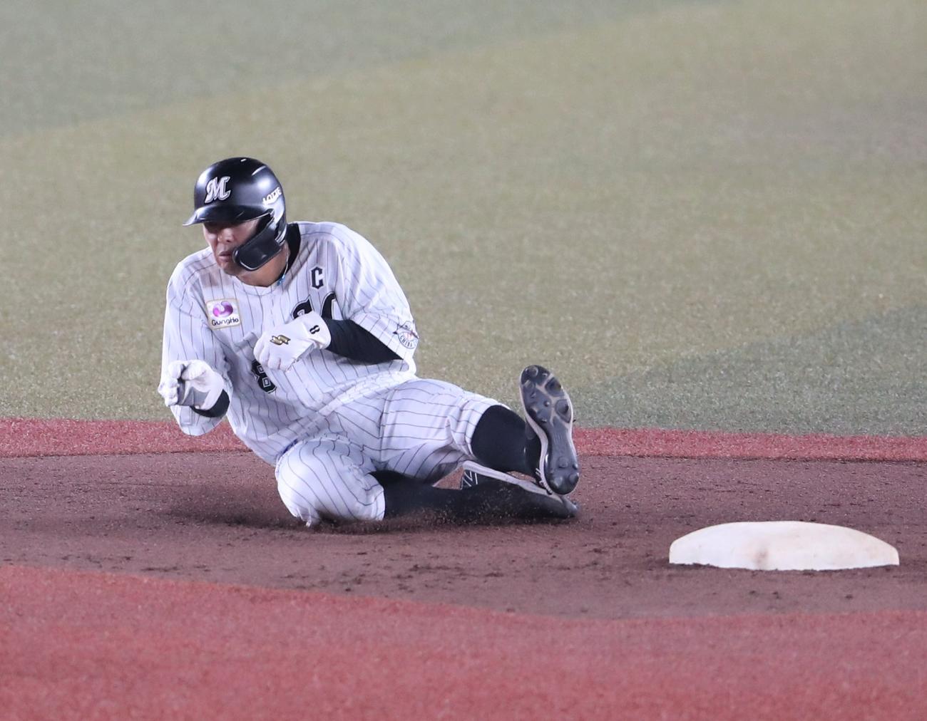 ロッテ対日本ハム　6回裏ロッテ2死一、三塁、通算100盗塁を決める一塁走者中村奨（撮影・黒川智章）
