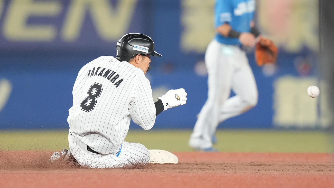 ロッテ対日本ハム　6回裏ロッテ2死一、三塁、二盗する一塁走者中村奨（撮影・鈴木みどり）