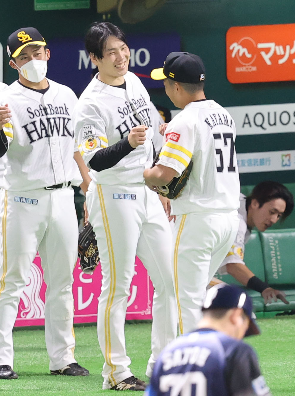 ソフトバンク対西武　7回終了後、きっちり抑えた嘉弥真新也を迎える石川柊太（撮影・梅根麻紀）