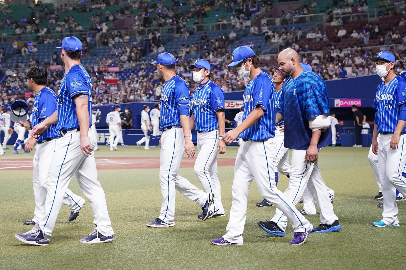 中日対DeNA　試合終了、観客にあいさつへ向かう三浦監督（中央）らDeNAナイン（撮影・森本幸一）