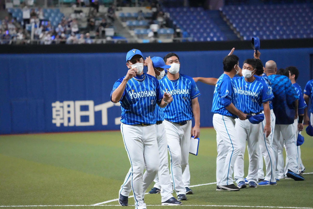 中日対DeNA　　試合終了、観客にあいさつをする三浦監督（左）らDeNAナイン（撮影・森本幸一）