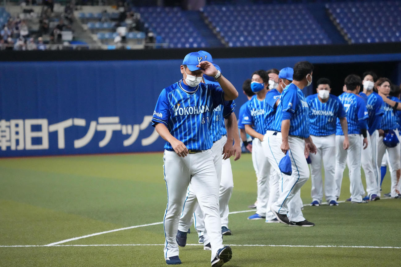 中日対DeNA　　試合終了、観客にあいさつをする三浦監督（左）らDeNAナイン（撮影・森本幸一）