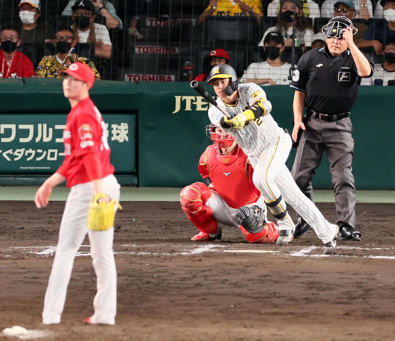 阪神対広島　6回裏阪神1死一、二塁、梅野は右へ適時三塁打を放つ。投手は森下（撮影・加藤哉）