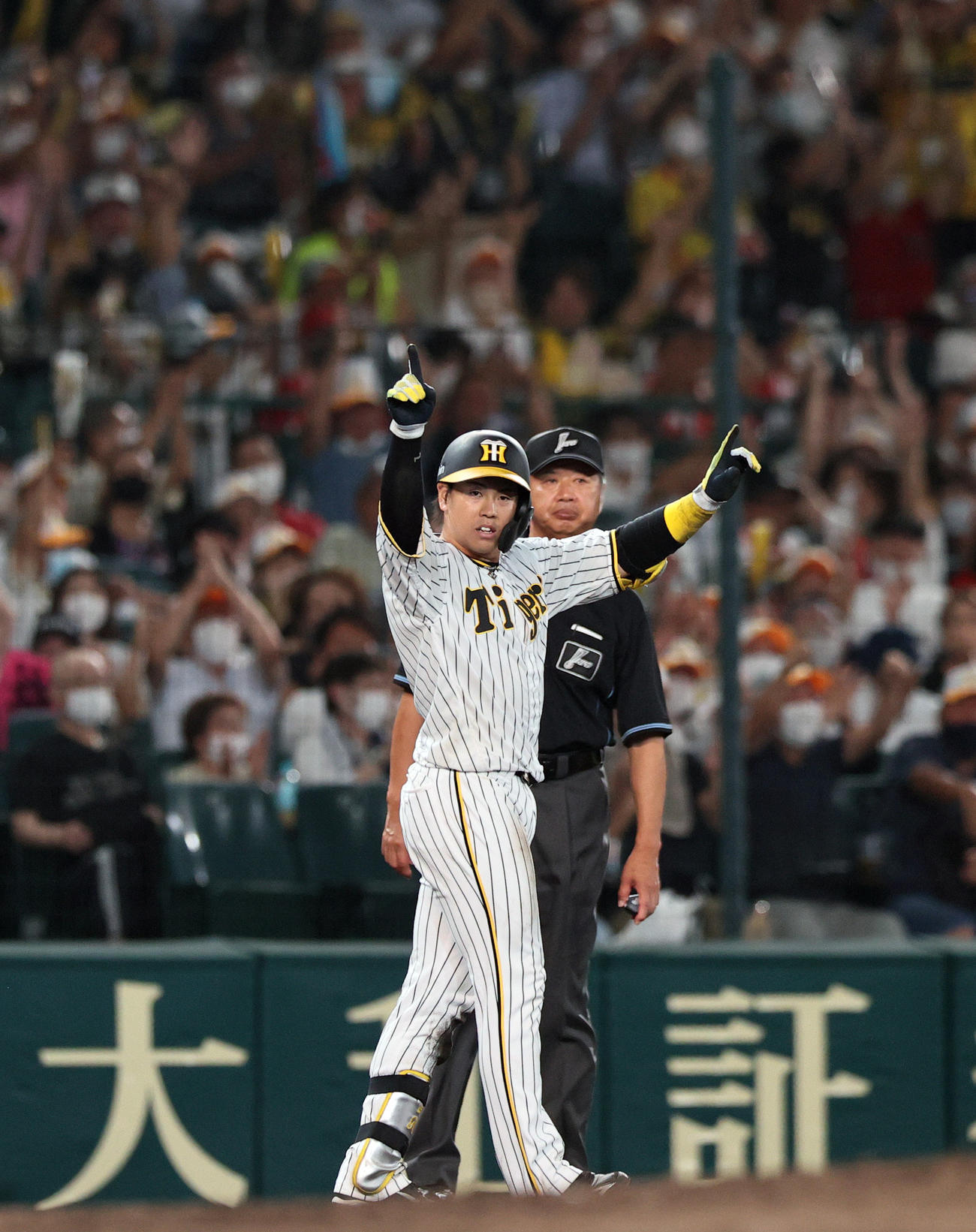 阪神対広島　6回裏阪神1死一、二塁、梅野は右越え2点三塁打を放ち喜ぶ（撮影・上山淳一）
