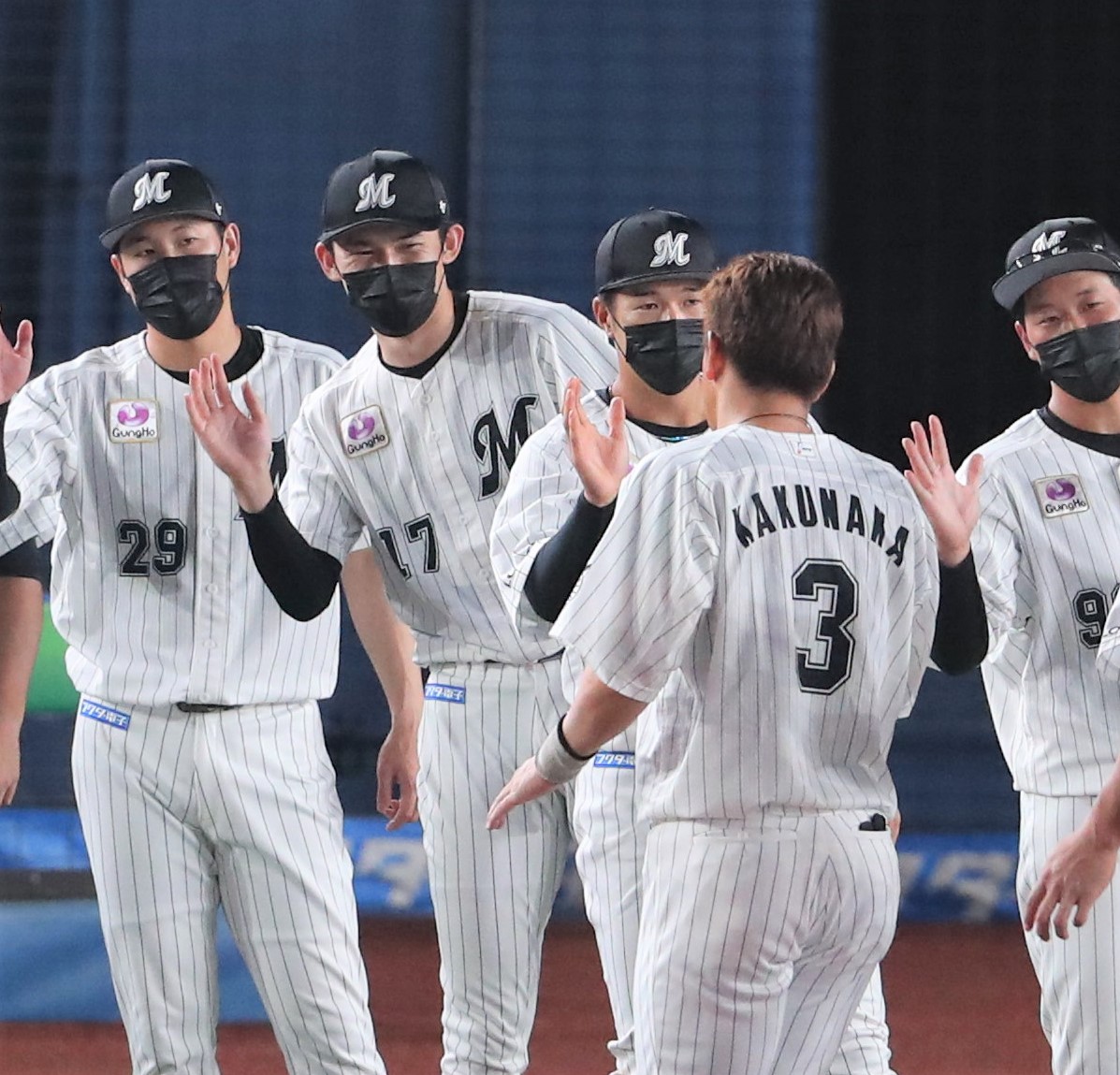 ロッテ対日本ハム　試合後、笑顔でナインを出迎える佐々木朗（撮影・黒川智章）