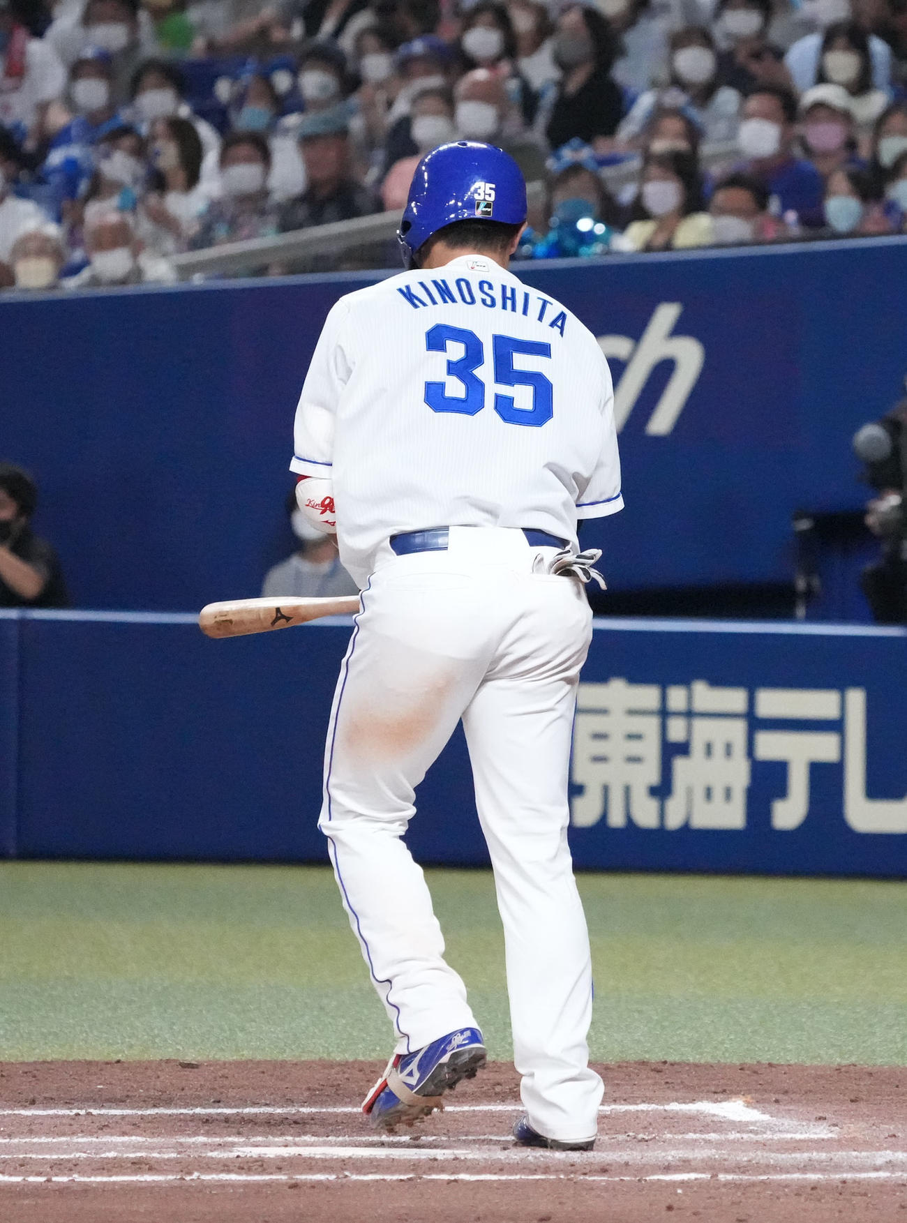 中日対DeNA 6回裏中日1死満塁、押し出し四球の木下（撮影・森本幸一）