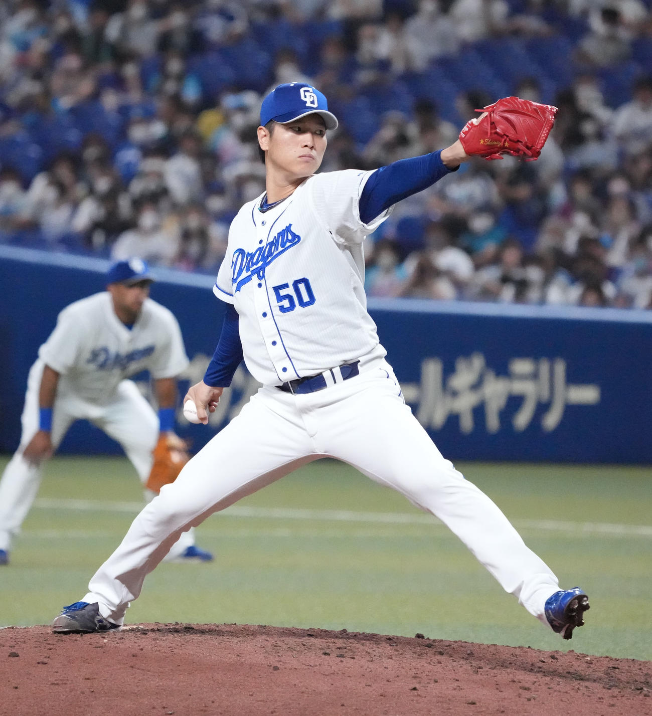 中日対DeNA 7回表、中日3番手で登板する清水（撮影・森本幸一）