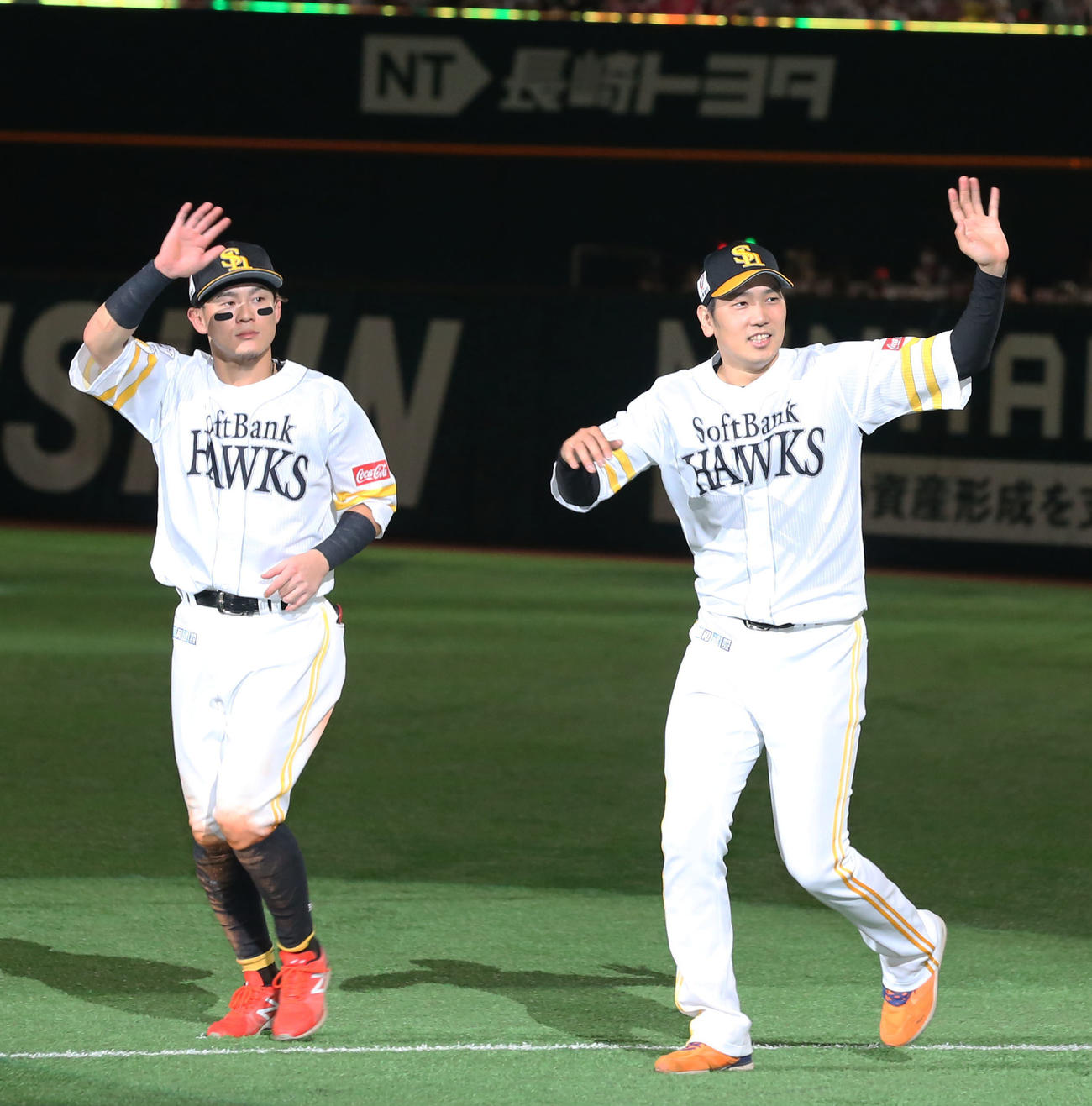 ソフトバンク対西武　場内を一周しながら観客に手を振る牧原大（左）と石川（撮影・屋方直哉）