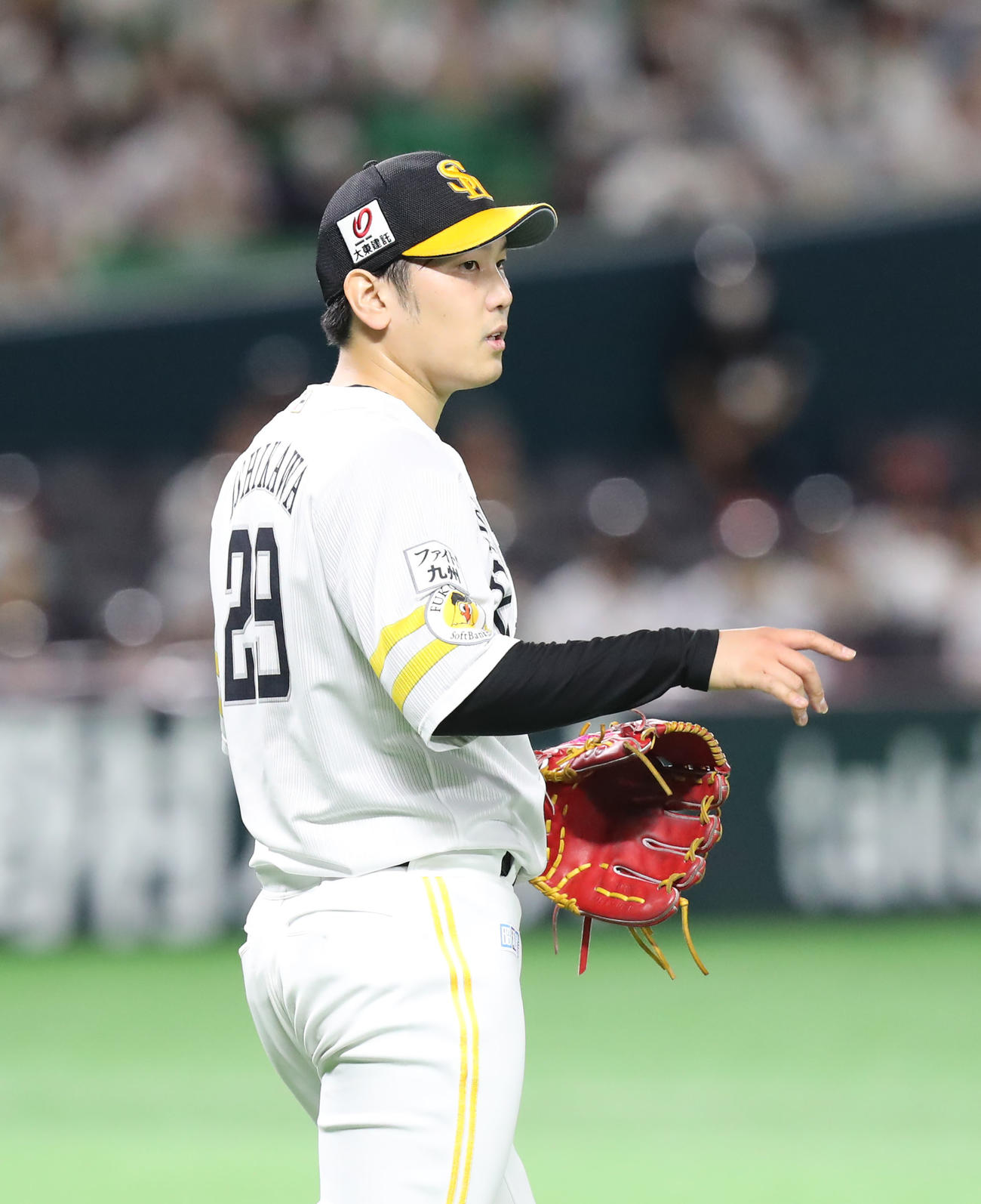 ソフトバンク対西武　5回表西武1死一塁、石川は打者・源田を打ち取る（撮影・屋方直哉）