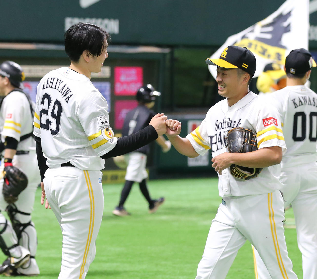 ソフトバンク対西武　7回表を投げ終えた嘉弥真（右）とグータッチ石川（撮影・屋方直哉）