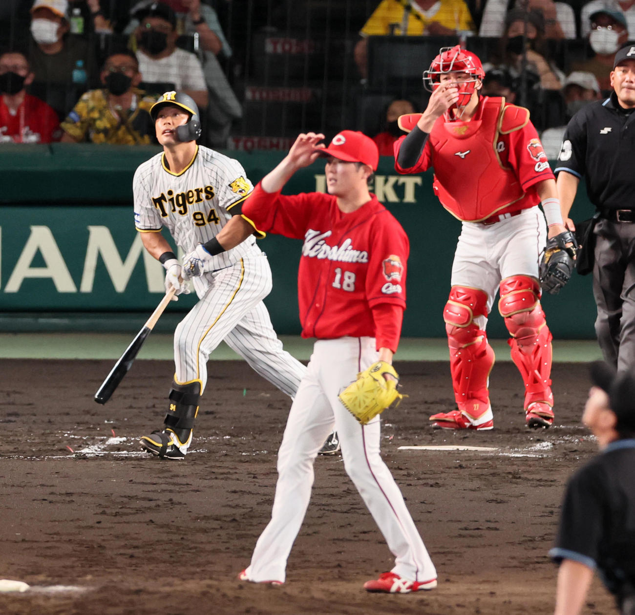 阪神対広島　1回裏阪神1死一、三塁、原口は右犠飛を打ち上げて同点とする。投手は森下（撮影・加藤哉）